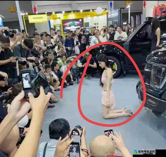 美女跪床事件爆火，免费观看背后暗藏这些真相？