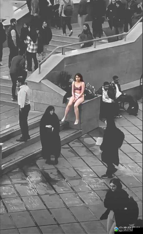 女学生被扒衣事件：英文网站背后的真相与反思