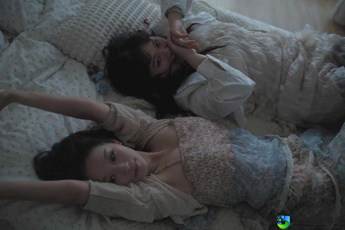 强开乳罩摸双乳吃奶羞羞www背后：亲密行为与代际情感的深层共鸣