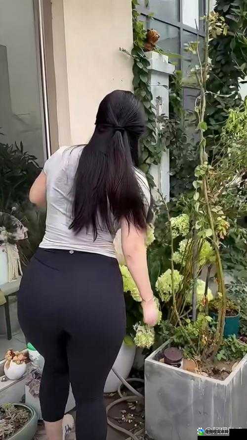 老汉巨物挺进人妻翘臀背后：社会审美与身份认同的深层碰撞