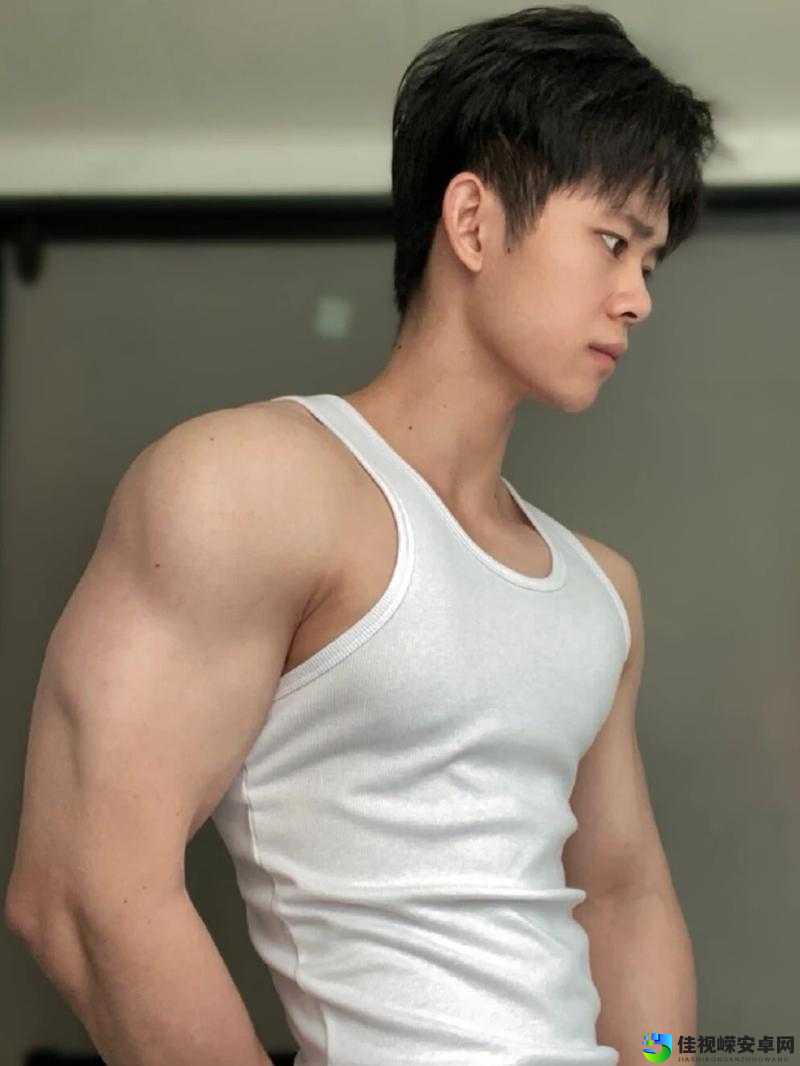 勾搭肌肉猛男老板H背后：职场吸引力与个人品牌塑造的秘密