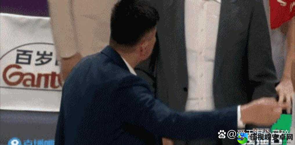 直男服务员被猛男狂踩事件背后的职场暴力与性别偏见